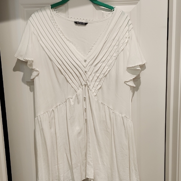 BloomChic Tops - NWOT White Pleated V-Neck Top With Flutter Sleeves 2x